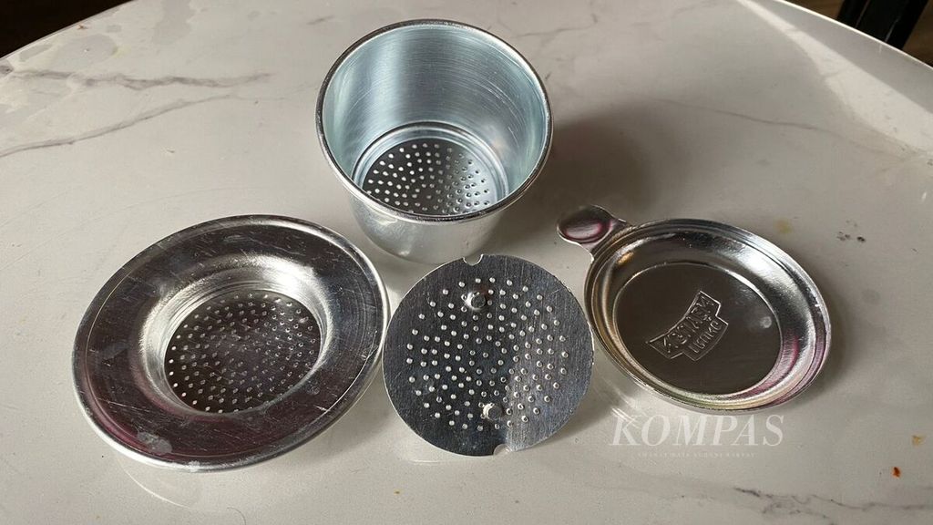 Aneka bagian <i>phin pha ca phe</i> atau alat seduh yang dikenal dengan teknik <i>vietnam</i><i>drip </i>dijual di kedai kopi Coffee Viet Nam Long Thabh di Old Quarter, Hanoi, Vietnam, Sabtu (14/4/2022). 
