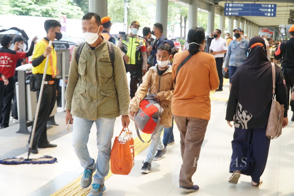 Pemudik melintas di areal keberangkatan Stasiun Kereta Api Pasar Senen, Jakarta Pusat, DKI Jakarta, Sabtu (23/4/2022). Pemudik di stasiun ini mulai meningkat pada H-9 Lebaran meski belum signifikan. Puncak mudik di Stasiun Pasar Senen diperkirakan terjadi pada 27 April-1 Mei 2022.
