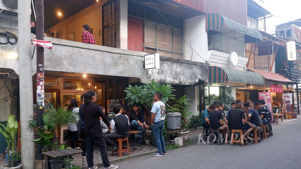 Dozens of young people hang out in the Old Town area of Banjarmasin or Bandarmasih Tempo Doeloe in Banjarmasin City, South Kalimantan, Monday (27/6/2022) afternoon. Almost every day, the old shopping area on Jalan Simpang Hasanuddin HM is crowded with visitors because there are many food and drink shops that are fun for culinary hunting as well as hangouts.