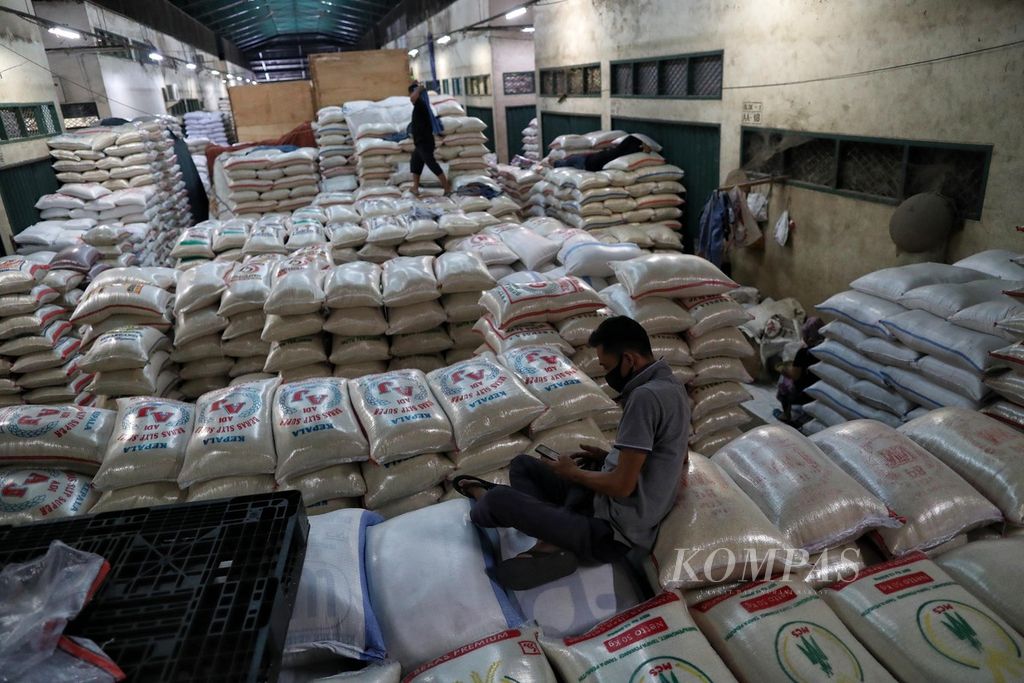 Buruh beristirahat di atas tumpukan beras saat rehat siang di Pasar Induk Beras Cipinang, Jakarta, Jumat (9/7/2021). Pemerintah menjamin ketersediaan stok pangan aman dan harganya terjangkau selama pemberlakuan pembatasan kegiatan masyarakat (PPKM) darurat hingga 20 Juli 2021. Khususnya beras, produksi dan stok dalam negeri juga dinilai cukup sehingga tidak perlu impor.