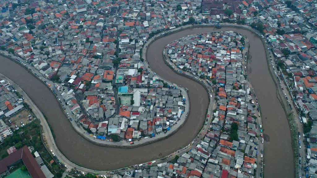 Debit Air Kali Ciliwung Naik