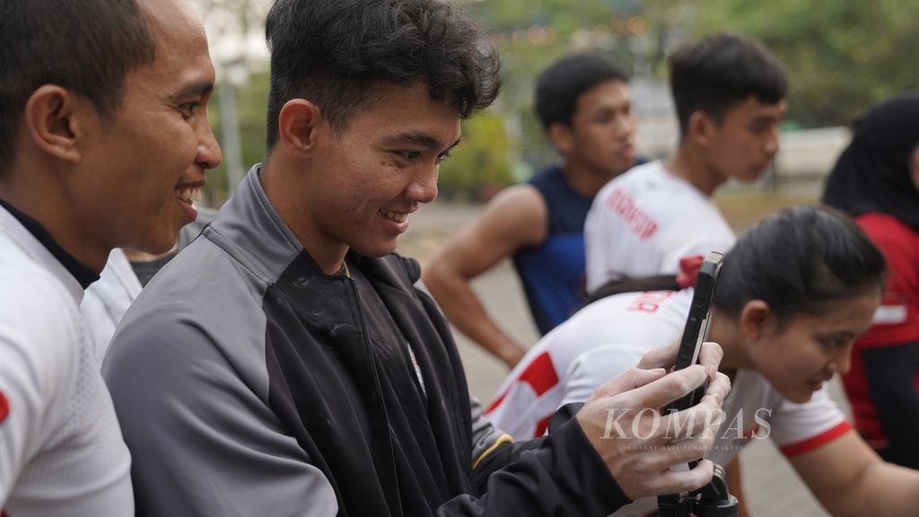Indonesian Climbers, Kiromal Katibin (center), Aspar Jaelolo (left), and Desak Made Rita Kusuma Dewi (right), watch a video of their action while undergoing national training before the 2022 Asian Games at Santika Premiere Hotel in Bekasi City, West Java, on Friday (8/9/2023).
