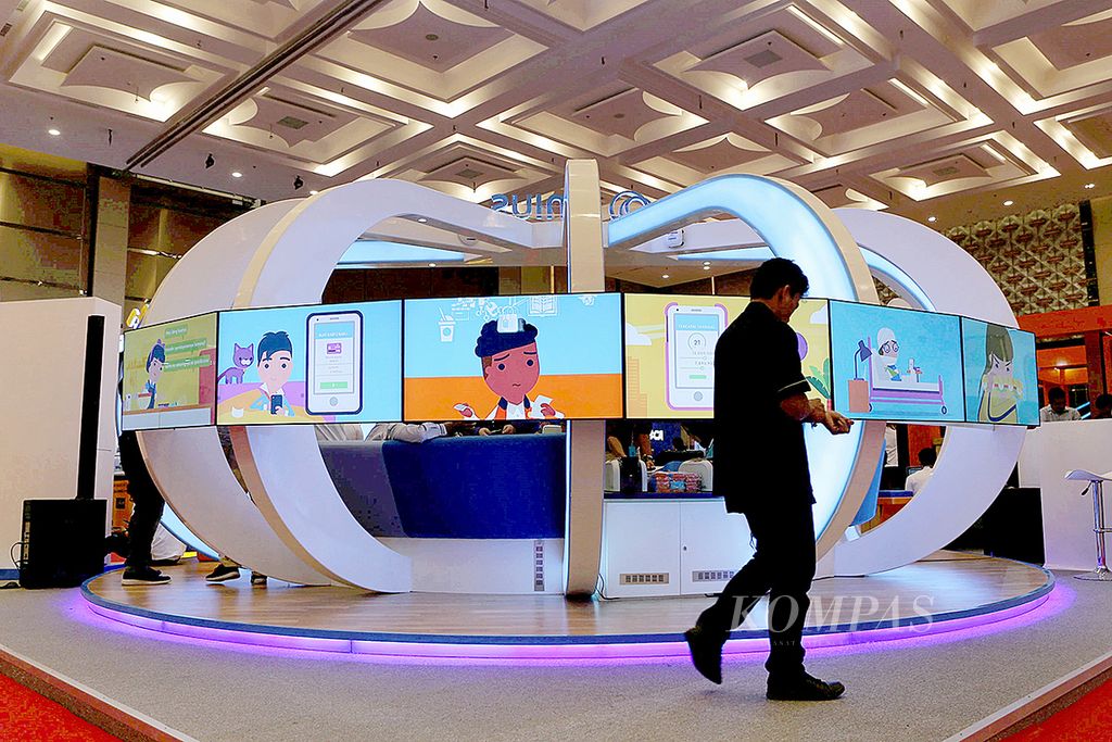 Pengunjung melihat pameran Indonesia Fintech Festival and Conference 2016 yang diadakan Otoritas Jasa Keuangan dengan Kamar Dagang dan Industri Indonesia di Indonesia Convention Exhibition, Serpong, Tangerang, Senin (29/8/2016). Acara yang diadakan untuk mendukung pengembangan industri teknologi finansial (tekfin) di Indonesia tersebut diikuti oleh 70 perusahaan rintisan tekfin.