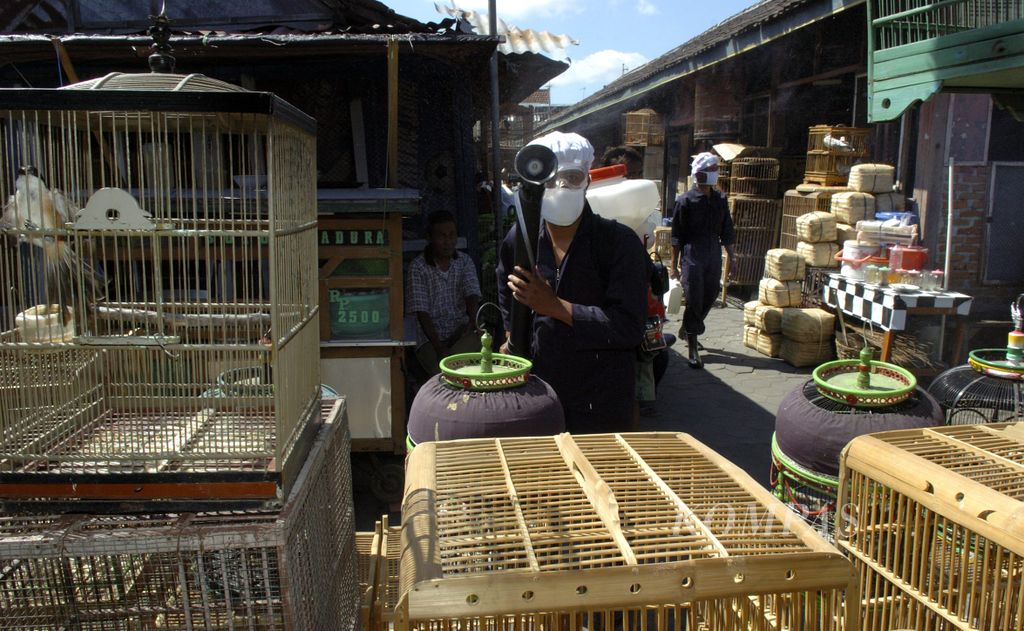 Petugas dari Dinas Pertanian dan Kehewanan Kota Yogyakarta Sub Dinas Kehewanan menyemprotan cairan disinfektan untuk mengantisipasi mewabahnya flu burung (Avian Influenza) di Pasar Burung dan Unggas Ngasem, Yogyakarta, Sabtu (30/7/2005). Selain lokasi ini, penyemprotan juga dilakukan di Pasar Ayam Terban.