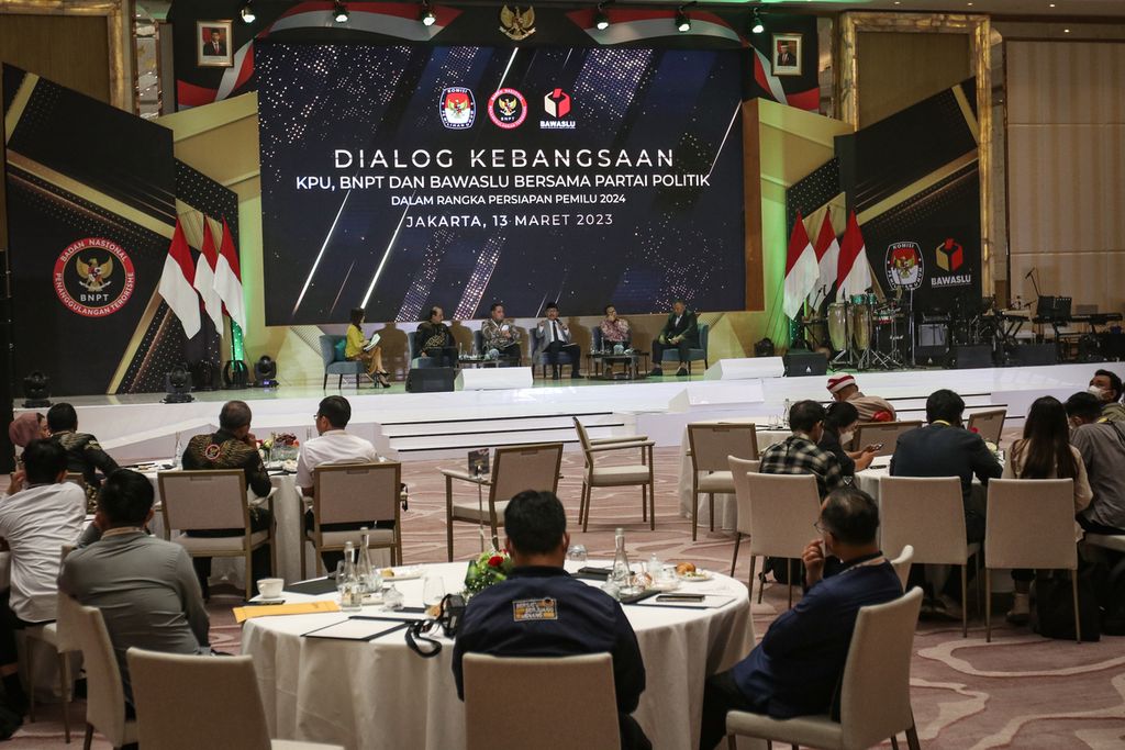 Suasana acara Dialog Kebangsaan Bersama Partai Politik dalam Rangka Persiapan Pemilu Tahun 2024, di Hotel The St Regis, Jakarta, Senin (13/3/2023). Dalam acara ini, Wakil Presiden Maruf Amin turut hadir untuk memberikan sambutan. Selain itu, Badan Nasional Penanggulangan Terorisme (BNPT), Komisi Pemilihan Umum (KPU), Badan Pengawas Pemilihan Umum (Bawaslu), dan 24 partai politik peserta Pemilu 2024 juga menandatangani kesepakatan bersama untuk mewujudkan pemilu yang demokratis dan bebas dari kekerasan. 