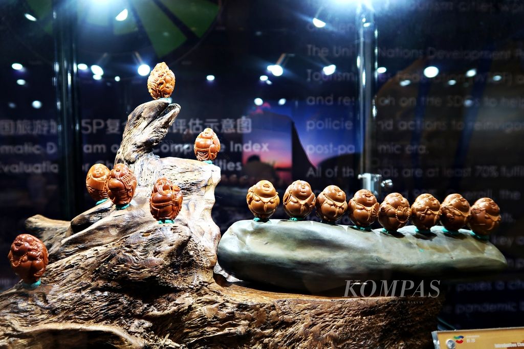 Dua karya seniman <i>hediao </i>asal Hunan, Ma Luo Cheng, berjudul Five Happy Buddhas (kiri) dan Eight Maitreya Buddhas (kanan) yang dipamerkan dalam acara jamuan makan malam World Tourism Cities Federation (WTCF) Changsha Fragrant Hills Tourism Summit 2023 di Changsha, Hunan, Selasa (9/5/2023).