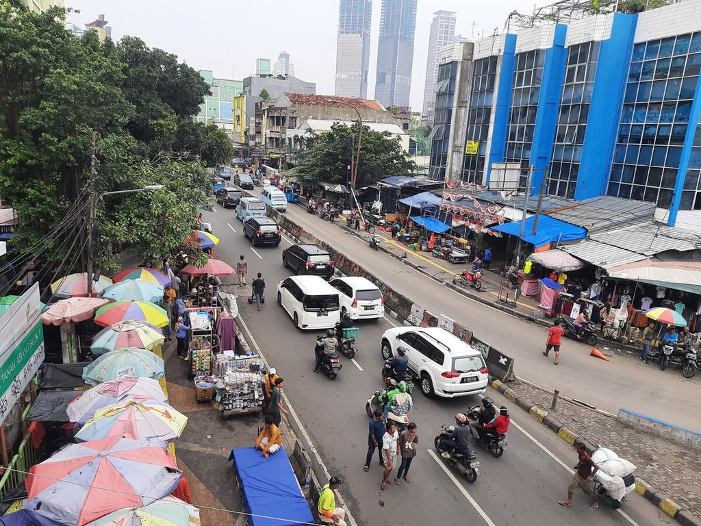 Para pedagang dan konsumen tumpah ruah di kawasan Pasar Tanah Abang, Jakarta, Rabu (15/3/2023).