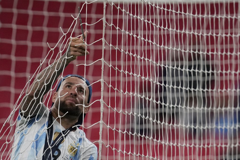 Pemain timnas Argentina, Nicolas Otamendi, memotong jaring gawang pada akhir pertandingan Finalissima 2022 antara Italia dan Argentina di Stadion Wembley, London, Inggris, Kamis (2/6/2022) dini hari WIB. Dalam pertandingan yang mempertemukan juara Piala Eropa 2020 dan juara Copa America 2021 itu, Argentina mengalahkan Italia, 3-0. 