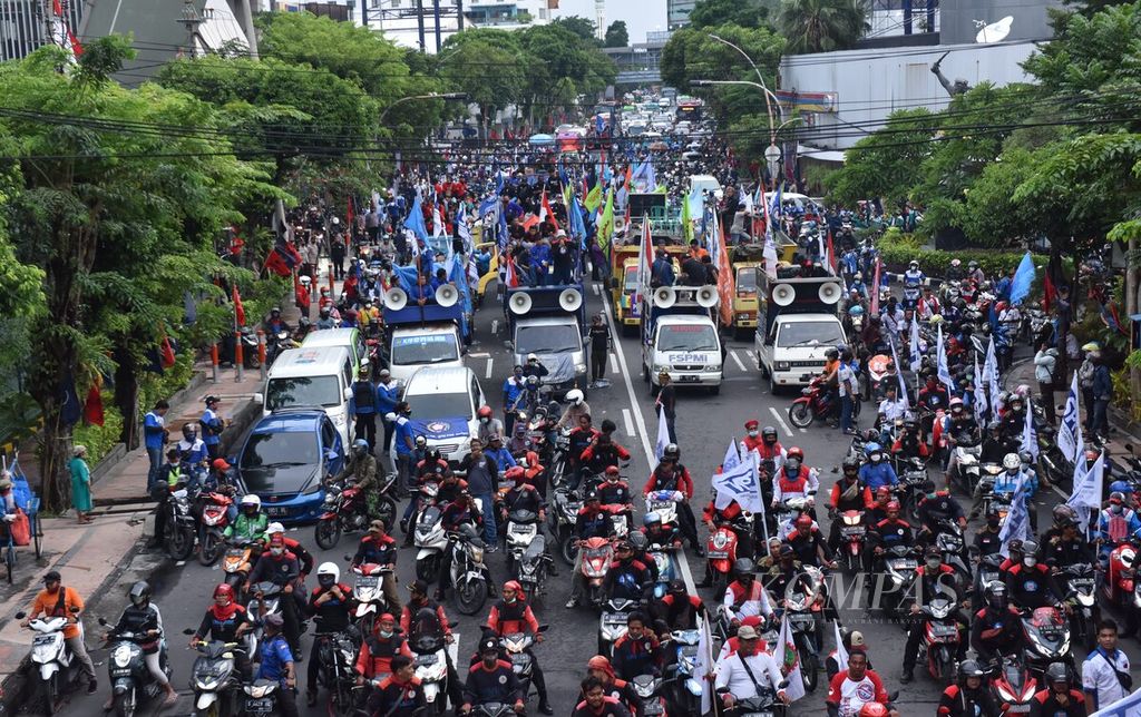 Buruh yang berunjuk rasa yang sempat menutup Jalan Basuki Rahmat bersiap bergerak menuju Gedung Grahadi, Kota Surabaya, Jawa Timur, Rabu (1/3/2022). 