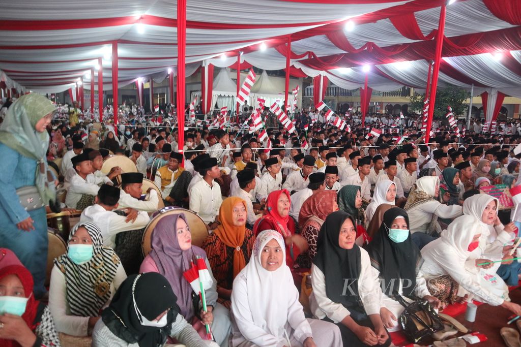 Santri, santriwati, dan warga mengikuti acara Doa Polri untuk Negeri, Pesantren Kawal NKRI dalam rangka Haul Almarhumin, Sesepuh, dan Warga Pondok Buntet Pesantren di Pondok Buntet Pesantren, Kabupaten Cirebon, Jawa Barat, Selasa (26/7/2022). Kepala Polri Jenderal (Pol) Listyo Sigit Prabowo turut hadir dalam kegiatan tersebut.