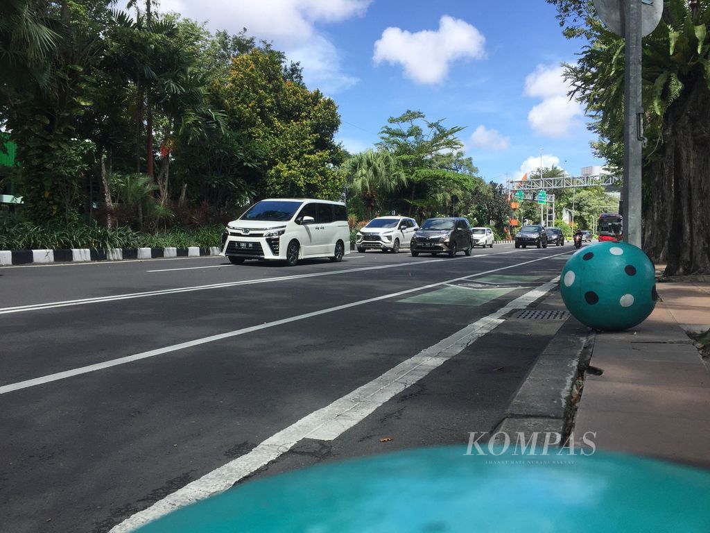 Situasi lalu lintas yang lengang di Jalan Raya Darmo, Surabaya, Jawa Timur, Minggu (1/5/2022) atau sehari sebelum Lebaran 2022.
