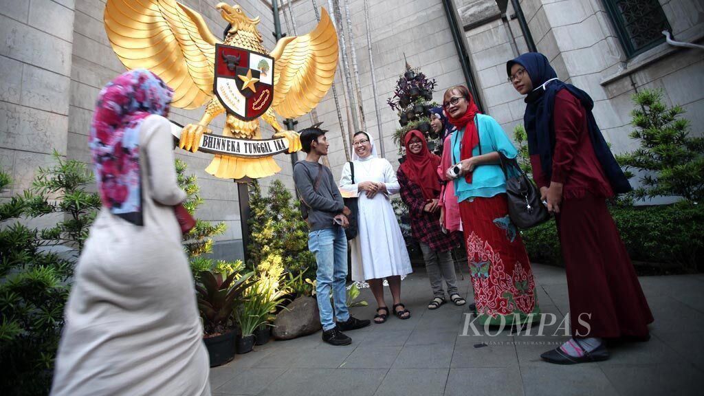 https://assetd.kompas.id/h2OfsBLQDNLSx5GxKYpbBzMgRzo=/1024x576/filters:watermark(https://cdn-content.kompas.id/umum/kompas_main_logo.png,-16p,-13p,0)/https%3A%2F%2Fkompas.id%2Fwp-content%2Fuploads%2F2019%2F11%2F20191110_ENGLISH-TEMATIK-PAHLAWAN_E_web_1573391183.jpg