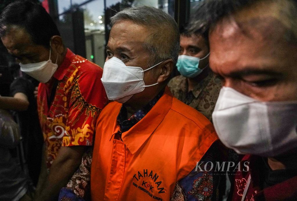 Supreme Court Justice Sudrajad Dimyati (center) wearing an orange vest and being led to a prisoner's car after undergoing an examination at the Corruption Eradication Commission (KPK), Jakarta, on Friday (23/9/2022).