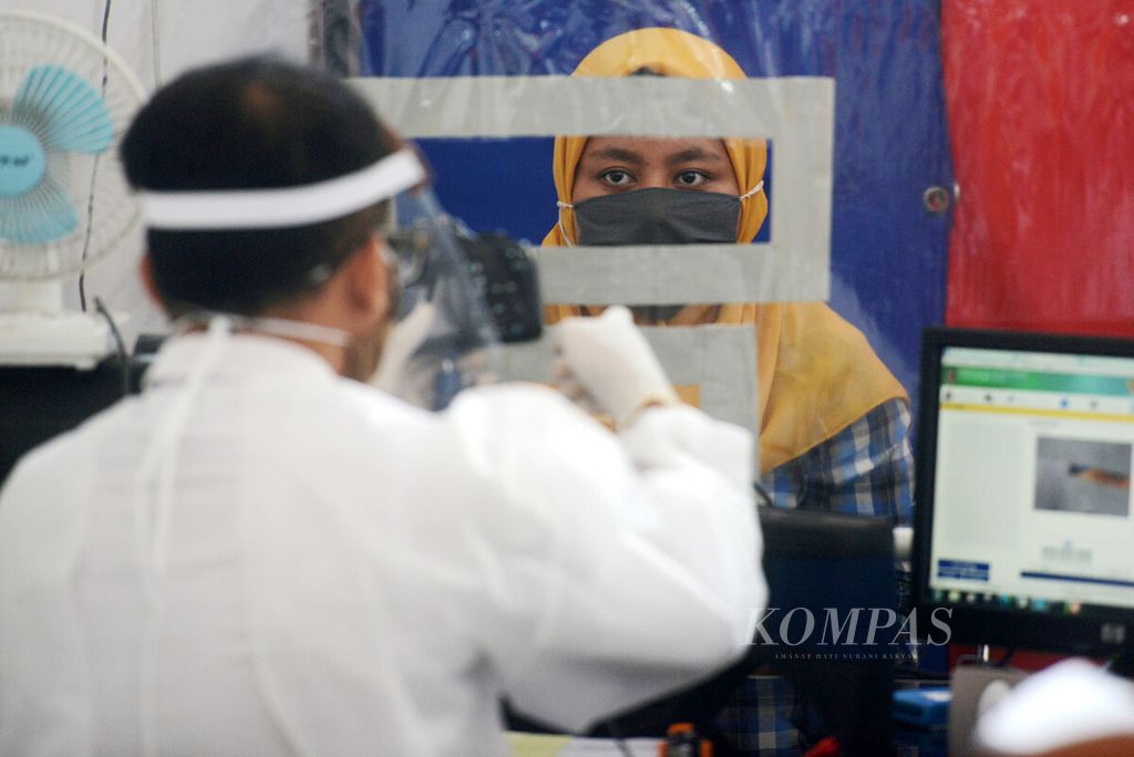 https://assetd.kompas.id/h4RnNNtSRdC_ldC_2i8RByzTYQs=/1024x684/filters:watermark(https://cdn-content.kompas.id/umum/kompas_main_logo.png,-16p,-13p,0)/https%3A%2F%2Fkompas.id%2Fwp-content%2Fuploads%2F2020%2F06%2FLayanan-Kantor-Disdukcapil-Sleman-Kembali-Dibuka_90042457_1593274779.jpg
