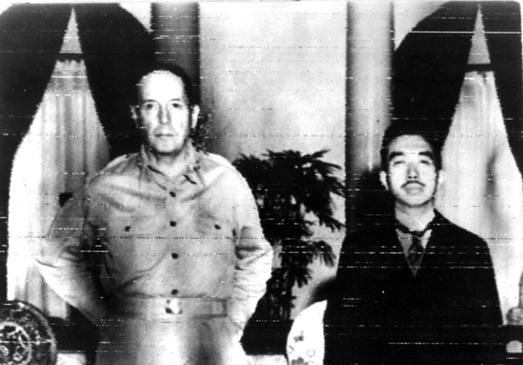 Jenderal Douglas MacArthur (kiri) dan Kaisar Jepang Hirohito pada tahun 1945, beberapa pekan setelah Jepang menyerah, 2 September 1945.
