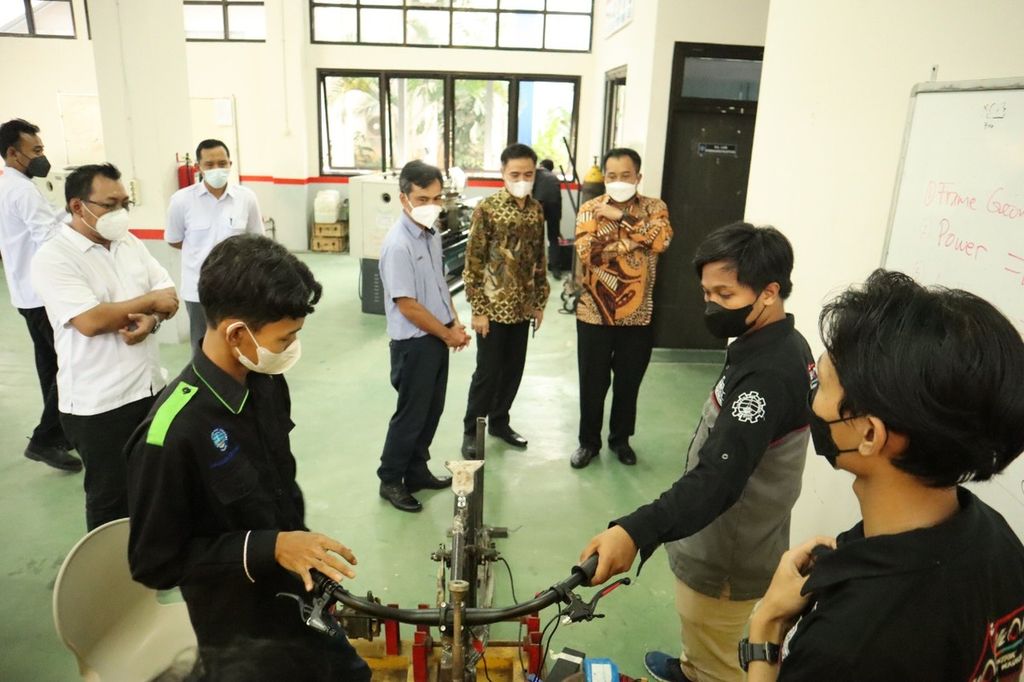 Politeknik Negeri Madiun di Jawa Timur mendapat izin untuk menyelenggarakan program D-2 jalur cepat atau D-2 <i>fast track</i>. Politeknik ini menggandeng SMK untuk menerima lulusan dan bermitra dengan industri, yakni PT Inka (persero). Program D-2 jalur cepat memungkinkan lulusan SMK bisa meraih gelar D-2 dalam waktu lebih cepat daripada jalur reguler serta diperkuat kompetensi <i>hard skill</i> dan <i>soft skill</i> di industri terkait.
