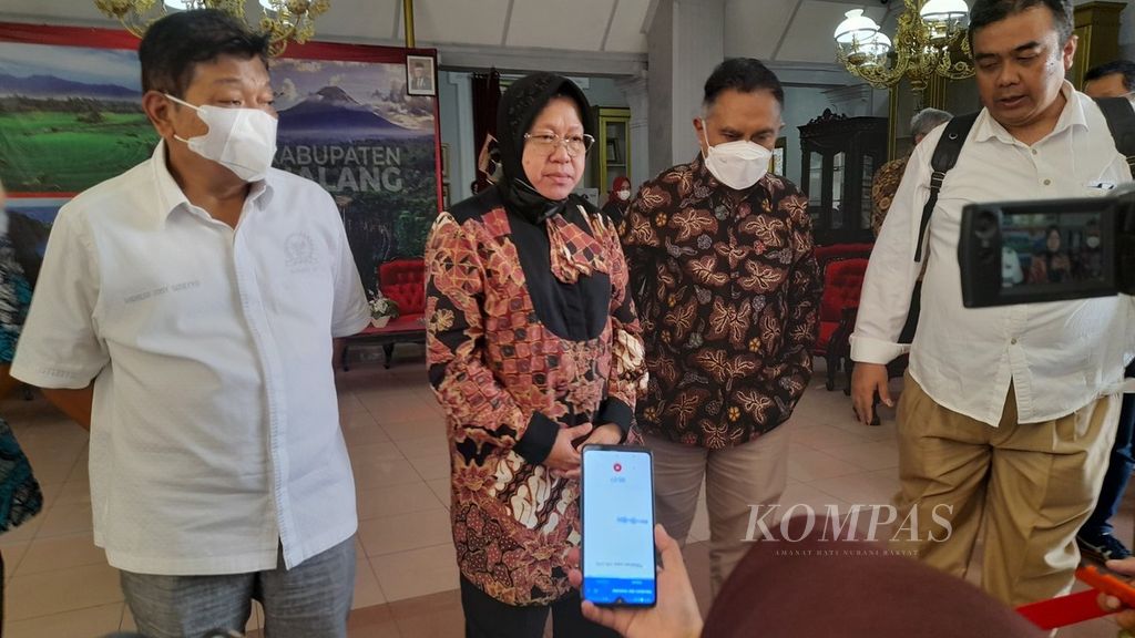 Menteri Sosial Tri Rismaharini (tengah) bersama anggota Komisi XI DPR Andreas Eddy Susetyo (kiri) dan pimpinan Kantor Perwakilan BI Malang Samsun Hadi (dua dari kanan) bersiap menjawab pertanyaan wartawan di Kabupaten Malang, Jawa Timur, Sabtu (25/6/2022).