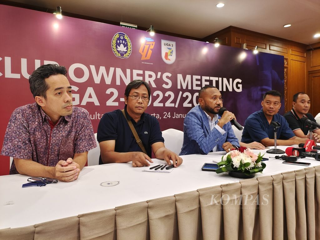 Manajer Persipura Jayapura Yan Permenas Mandenas memimpin konferensi pers seusai pertemuan dengan PT Liga Indonesia Baru dan PSSI di Jakarta, Selasa (24/1/2023). Sebanyak 15 klub dari 28 peserta Liga 2 ingin Liga 2 dilanjutkan. Namun, mereka sadar tidak bisa memaksakan kehendak operator yang tidak mau melanjutkan kompetisi dan PSSI yang berada dalam masa transisi kepengurusan. Dengan demikian, mereka ingin rekomendasi kelanjutan Liga 2 dibawa ke Kongres Luar Biasa PSSI dan dijalankan oleh pengurus baru PSSI. 