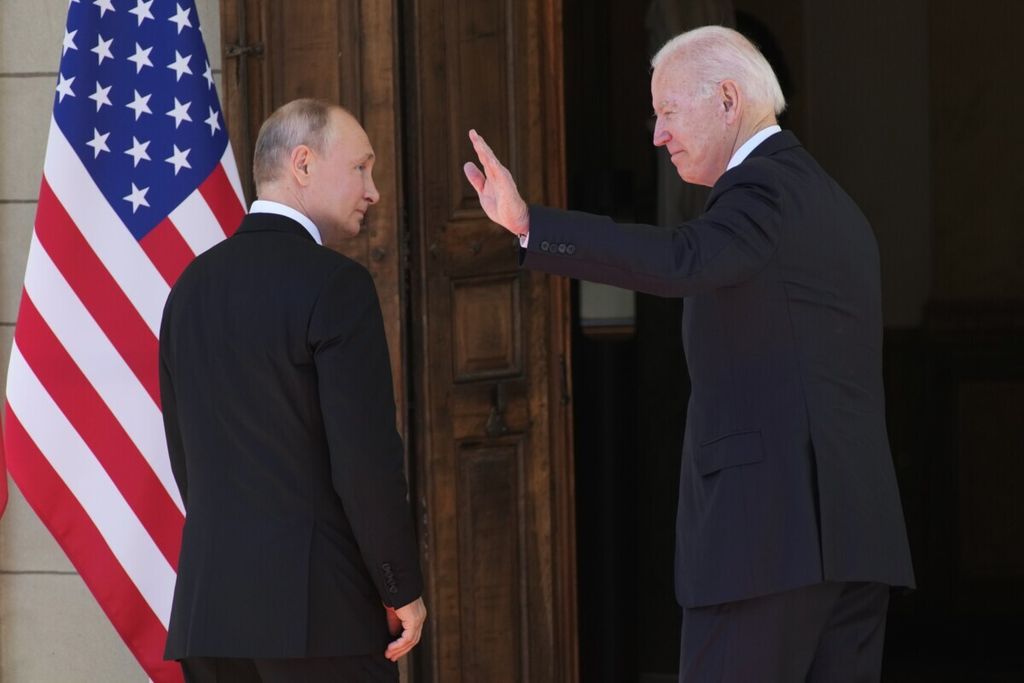 Presiden Rusia Vladimir Putin (kiri) berjalan beriring dengan Presiden AS Joe Biden saat keduanya bertemu di Geneva, Swiss, pada 16 Juni 2021. Lewat telepon video pekan lalu Biden mengingatkan konsekuensi yang harus ditanggung Mokswa jika Rusia menginvasi Ukraina. 