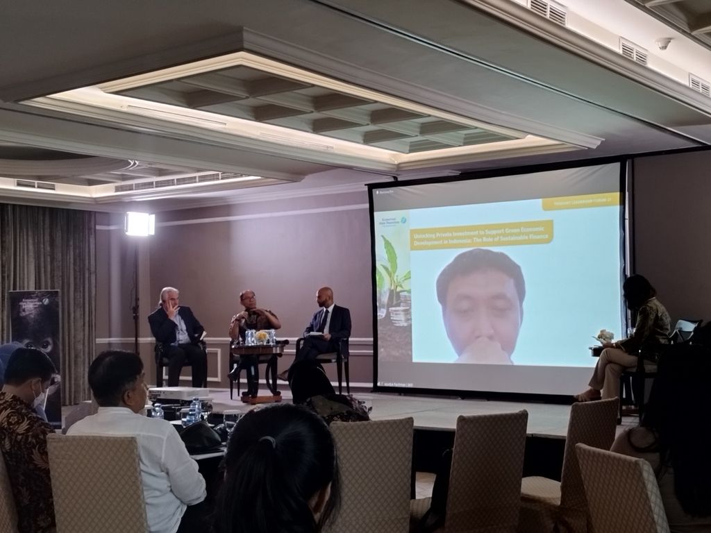 Sesi tanya jawab dalam forum diskusi Thought Leadership Forum ke-27 bertajuk Membuka Investasi Swasta untuk Mendukung Pembangunan Ekonomi Hijau di Indonesia: Peran Pembiayaan Berkelanjutan”, di Jakarta, Jumat (24/3/2023).