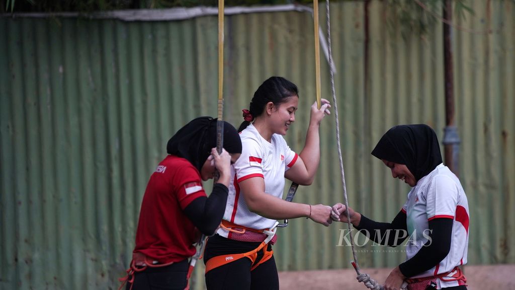Pemanjat nomor <i>speed </i>putri Indonesia, Desak Made Rita Kusuma Dewi (tengah), bersama rekannya menjalani pemusatan latihan nasional jelang Asian Games 2022 di Hotel Santika Premiere, Kota Bekasi, Jawa Barat, Jumat (8/9/2023).