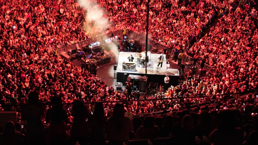 Aksi panggung The Script yang beranggotakan Danny ODonoghue, Mark Sheehan, dan Glen Power di gedung The OVO Hydro-Scottish Event Campus, Glasgow, Skotlandia, Jumat (27/5/2022). Lewat konser tersebut, The Script mengajak penggemarnya merayakan beragam kenangan dalam kehidupan.