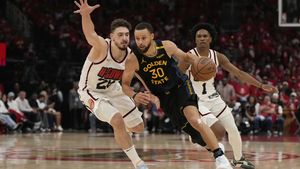 Hield Menginspirasi, Curry Merampok Lagi di Kota Houston