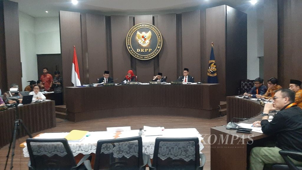 Ketua Majelis DKPP Ratna Dewi Pettalolo didampingi tiga anggota majelis, yakni I Dewa Kade Wiarsa Raka Sandi, J Kristiadi, dan M Tio Aliansyah, saat sidang pembacaan pengaduan dan tanggapan dari teradu (KPU RI) di kantor Dewan Kehormatan Penyelenggara Pemilu, Jakarta, Jumat (22/9/2023). 