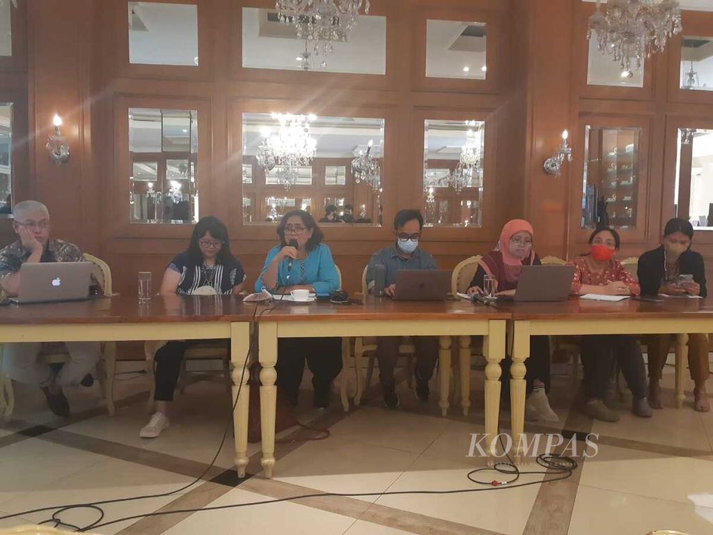 Steering Committee C20 Indonesia Binny Buchori menyampaikan paparan di acara konferensi pers bertajuk Keeping Tabs On G20 Progress : Are We on The Track? di Jakarta, Kamis (30/6/2022).