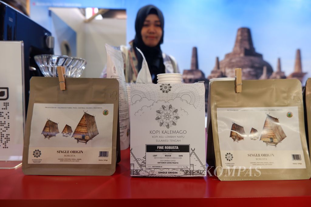 Tampak sejumlah kopi nusantara yang dipamerkan di paviliun Indonesia pada hari pertama Internationale Tourismus Borse atau Bursa Pariwisata Internasional Berlin di Messe, Berlin, Jerman, Selasa (7/3/2023). Aroma rempah, yakni lemon dan lemongrass (serai), dari Rumah Atsiri mengharumkan seluruh paviliun Indonesia, yang juga menjadi salah satu daya tarik.