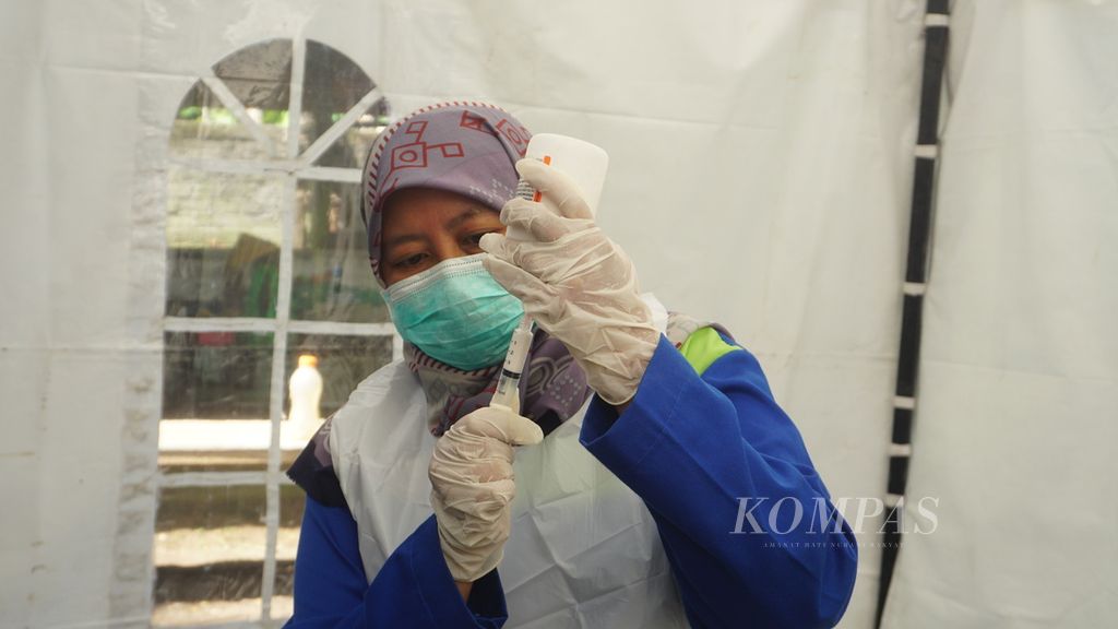 Vaksinator menyiapkan vaksin untuk sapi dalam rangka vaksinasi perdana penyakit mulut dan kuku di Kabupaten Klaten, Jawa Tengah, Selasa (28/6/2022). Daerah tersebut mendapat jatah vaksin 2.200 dosis. Semua vaksin diharuskan habis pada 2 Juli 2022.