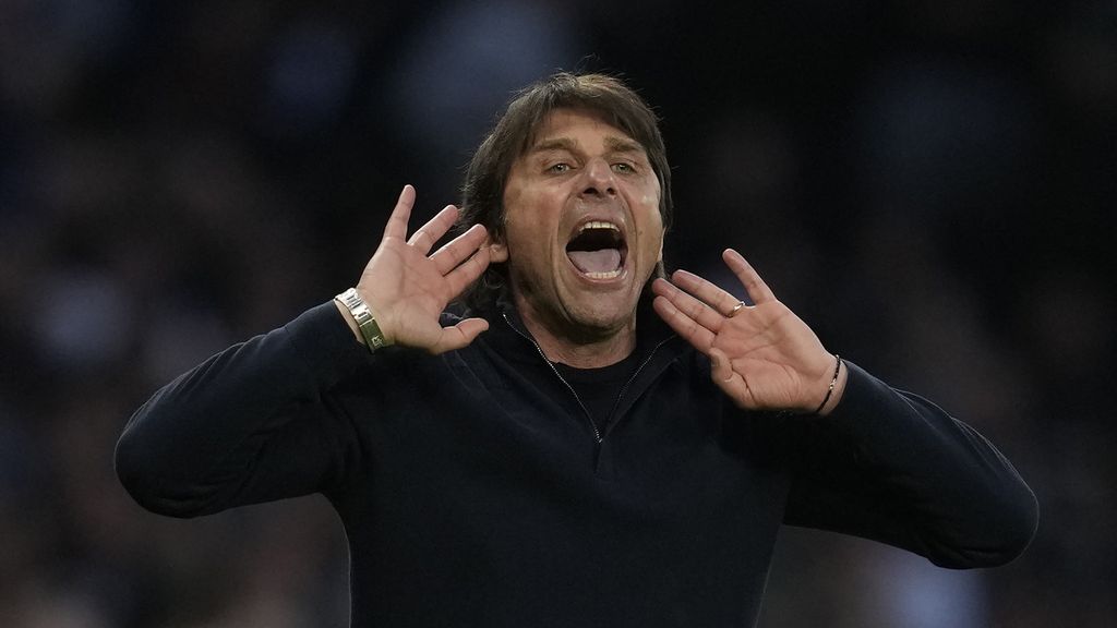 Pelatih Tottenham Hotspur Antonio Conte memberikan instruksi kepada para pemainnya saat pertandingan Liga Inggris melawan Arsenal di Stadion Tottenham Hotspur, London, Jumat (13/5/2022) dini hari WIB.
