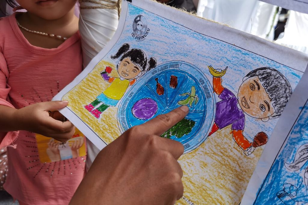 Seorang ibu mengajak putrinya untuk melihat karya peserta Lomba Mewarnai Isi Piringku dalam rangkaian program Aksi Gizi Generasi Maju yang diselenggarakan Danone Indonesia di Pasar Seni Banyumulek, Kabupaten Lombok Barat, Nusa Tenggara Barat, Kamis (9/2/2023).