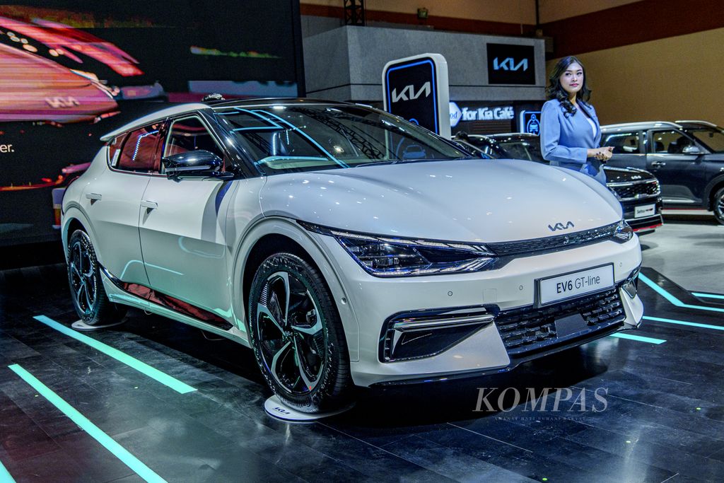 Mobil listrik Kia EV6 GT Line dalam pameran kendara Gaikindo Jakarta Auto Week di JCC Senayan, Jumat (10/03/2023).