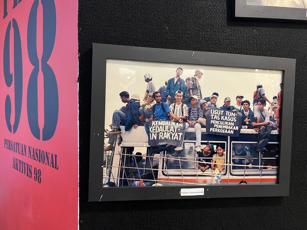 Aksi demonstrasi pada Mei 1998 yang diabadikan melalui kamera milik Firman Hidayatullah dipamerkan dalam pameran foto bertajuk 25 Tahun Reformasi. Pameran ini diselenggarakan Pena 98 pada 11-17 Mei 2023.