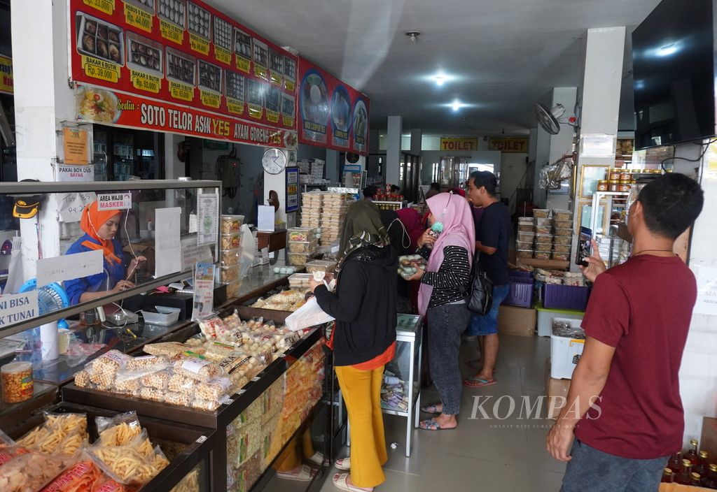 Suasana toko oleh-oleh di Desa Pebatan, Kecamatan Wanasari, Kabupaten Brebes, Jawa Tengah (8/5/2022). Pada masa puncak arus mudik, sejumlah toko oleh-oleh di kawasan tersebut disesaki pengunjung. Dalam sehari, jumlah telur asin yang terjual di toko itu mencapai 12.000 butir, meningkat dari jumlah penjualan normal sekitar 3.000 butir per hari.