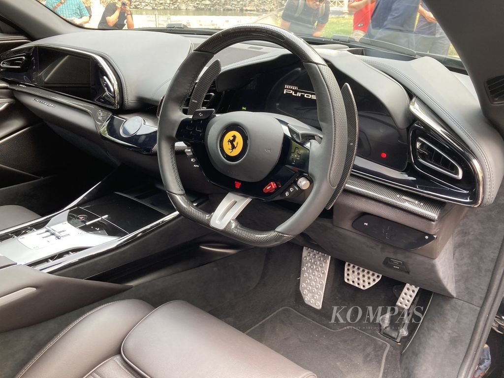 Interior kabin depan Ferrari Purosangue saat diluncurkan resmi di pasar Indonesia dalam seremoni sederhana di Taman Tugu Majapahit, Hutan Kota Plataran, Senayan, Jakarta, Rabu (13/9/2023).