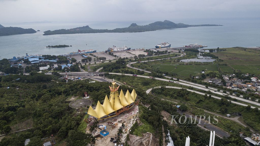 Foto aerial ruas jalan Tol Trans-Sumatera dengan latar belakang kesibukan di pelabuhan penyeberangan Bakauheni, Lampung, Sabtu (24/12/2022). Aktivitas penyeberangan di Pelabuhan Merak-Bakauheni mengalami peningkatan pada puncak arus mudik libur Natal dan Tahun Baru 2023.