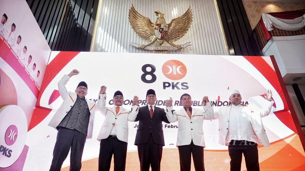 Bendahara Umum PKS Mahfudz Abdurrahman, Presiden PKS Ahmad Syaikhu, calon presiden Pemilu 2024 dari PKS Anies Baswedan, Wakil Ketua Majelis Syuro PKS Sohibul Iman, Sekjen PKS Aboe Bakar Alhabsyi (dari kiri ke kanan) saat deklarasi dukungan kepada Anies Baswedan sebagai calon presiden dalam Pemilu 2024 oleh PKS di Kantor DPP Partai Keadilan Sejahtera (PKS), Jakarta, Kamis (23/2/2023). 