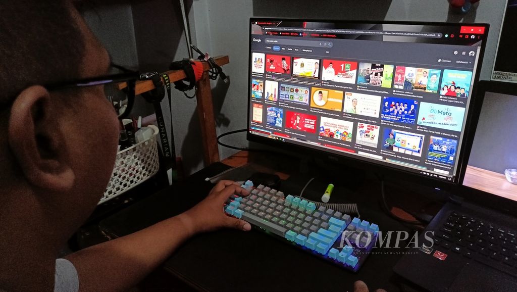 Arya (26), pemilih muda di Kota Tangerang, menunjukkan cara mempelajari profil caleg DPR yang berlaga di dapilnya, Minggu (21/1/2024). Spanduk, iklan di media sosial, dan caleg yang kerap dibicarakan orang-orang di sekitarnya menjadi pemantik Arya untuk mengetahui lebih dalam profil caleg tersebut.