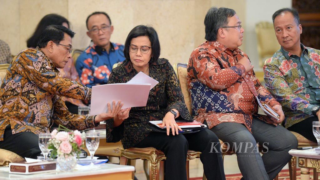 https://assetd.kompas.id/hRH7pZYfFCwVAi96B4AHxZtJ2to=/1024x576/filters:watermark(https://cdn-content.kompas.id/umum/kompas_main_logo.png,-16p,-13p,0)/https%3A%2F%2Fkompas.id%2Fwp-content%2Fuploads%2F2019%2F10%2F20191006_ENGLISH-KABINETTAJUK-1_D_web_1570367499.jpg