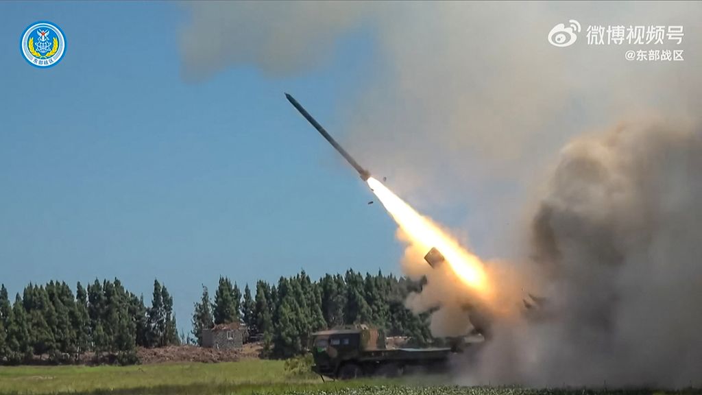 Potongan video dari Komando Teater TImur Tentara Pembebasan Rakyat (PLA) China yang diambil pada Kamis (4/8/2022) memperlihatkan rudal ditembakkan dan diduga mengarah ke Taiwan(Photo by various sources / AFP) 