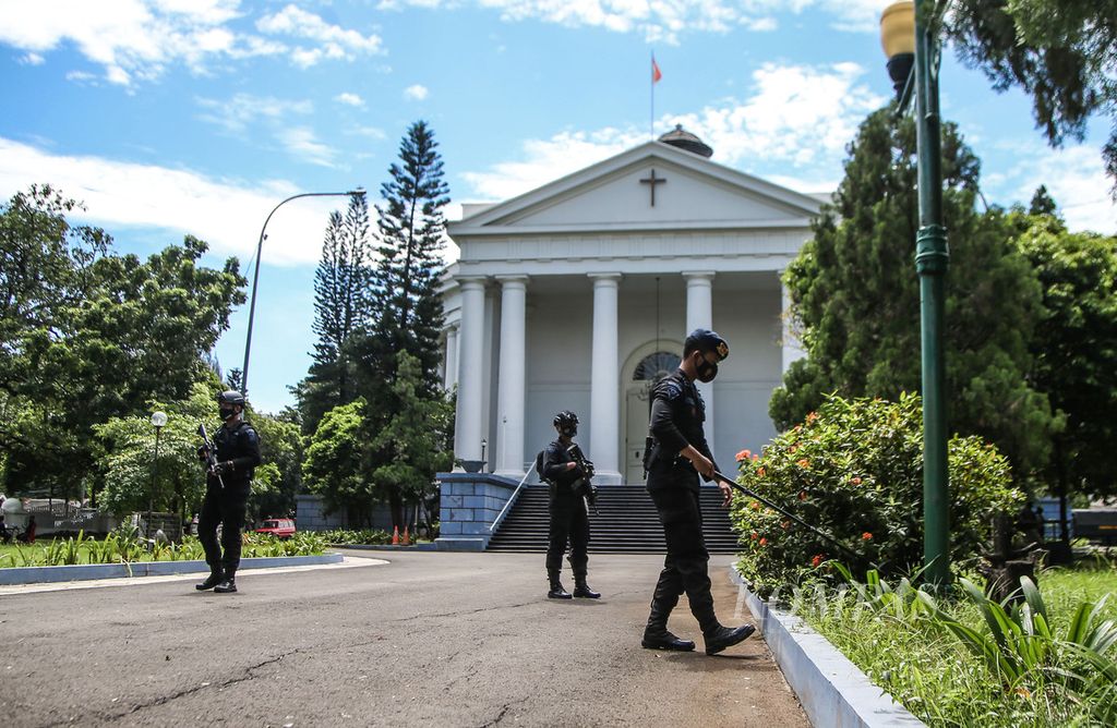 Aparat kepolisian melakukan sterilisasi dan pengamanan di sela-sela ibadah Jumat Agung di Gereja Immanuel, Jakarta, Jumat (2/4/2021). Sebanyak 150 personel gabungan TNI/Polri diterjunkan untuk melaksanakan pengamanan ibadah Jumat Agung di Gereja Immanuel. Pengamanan diperketat untuk mengantisipasi hal-hal yang tidak diinginkan, seperti aksi terorisme. 