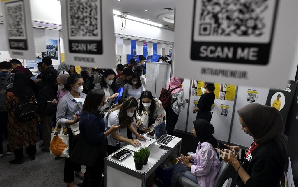 Para pencari kerja dalam ajang Indonesia Career Expo yang berlangsung di Gedung Smesco, Jakarta, Jumat (27/1/2023). Resesi global yang membayangi membuat banyak perusahaan menghadapi masa-masa sulit. 