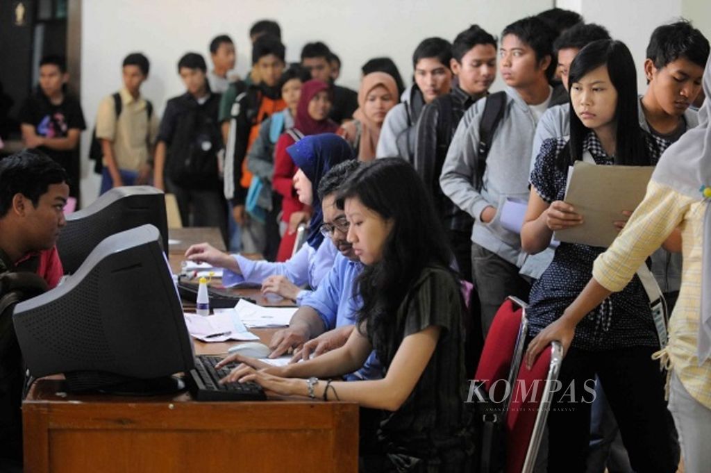 Para lulusan SLTA yang tidak lolos Seleksi Nasional Masuk Perguruan Tinggi Negeri (SNMPTN) 2010 kembali mendaftarkan diri untuk masuk ke perguruan tinggi negeri (PTN) melalui jalur mandiri di Universitas Negeri Yogyakarta, 19 Juli 2010. Hingga kini, sebagian besar lulusan SLTA masih menaruh harapan untuk bisa melanjutkan kuliah di PTN yang berkualitas dengan biaya pendidikan terjangkau.