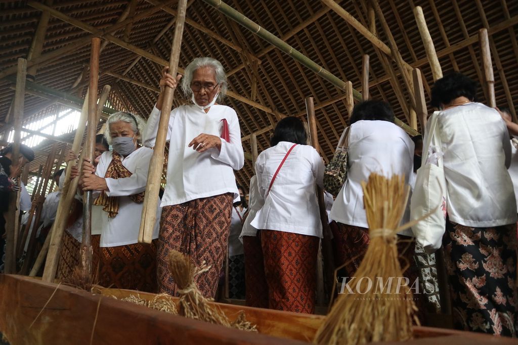 Warga Sunda Wiwitan menumbuk padi saat perayaan Seren Taun 22 Rayagung 1955 Saka Sunda di Kelurahan Cigugur, Kabupaten Kuningan, Jawa Barat, Jumat (22/7/2022). Masyarakat mengumpulkan 22 kuintal gabah hasil panen. Sebanyak 20 kuintal, di antaranya ditumbuk secara tradisional sedangkan 2 kuintal disiapkan sebagai bibit.