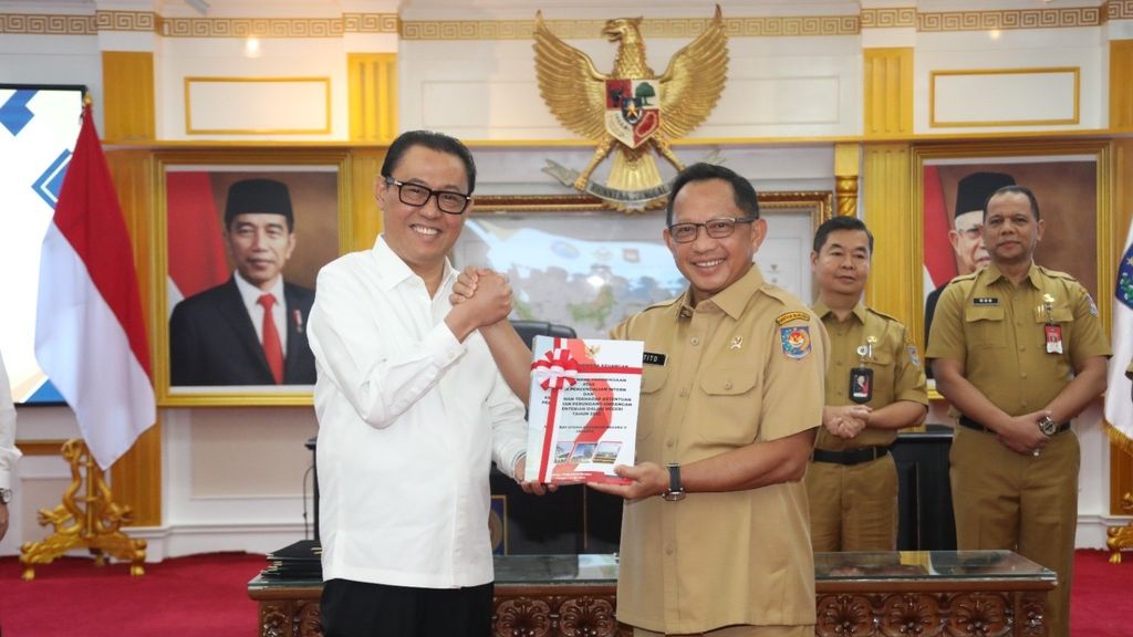 Mendagri Muhammad Tito Karnavian menerima Laporan Hasil Pemeriksaan atas Laporan Keuangan Tahun 2023 dari Anggota V BPK Ahmadi Noor Supit (kiri) di Jakarta, Senin (15/7/2024).