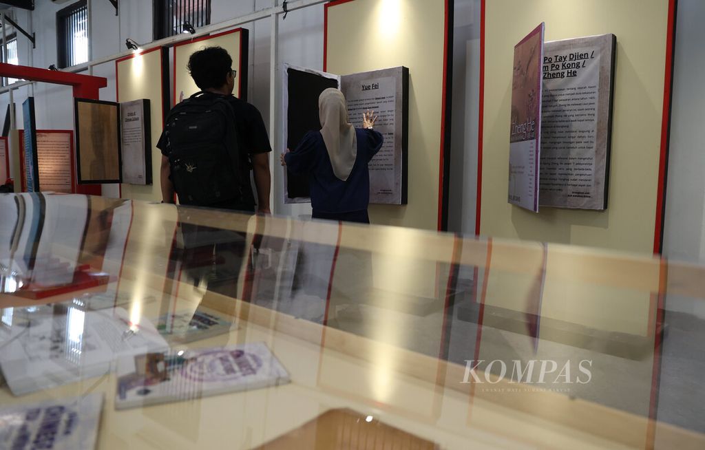 Pengunjung di antara koleksi pameran yang berjudul Jalur Sutra Maritim di Gedung Oudetrap, Kota Lama, Kota Semarang, Jawa Tengah, Jumat (3/10/2025). 