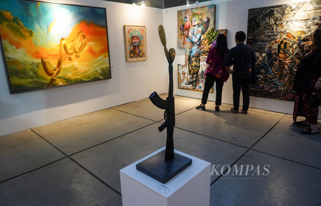 Sejumlah karya seni yang dipamerkan dalam pameran Rekam Masa yang digelar oleh Artopologi di Museum Nasional, Jakarta, Jumat (28/10/2022). Pameran ini mengemas konsep gelar karya seni yang terintegrasi dengan<i> blockchain</i> sehingga bisa dimiliki para pengoleksi dalam bentuk NFT. Pameran ini berlangsung hingga Minggu (6/10/2022).