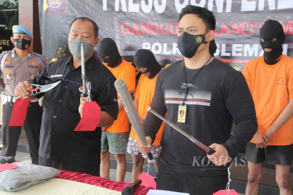 Kepala Satuan Reserse Kriminal Kepolisian Resor Sleman Ajun Komisaris Rony Prasadana (kanan) menunjukkan barang bukti terkait keributan suporter sepak bola, Selasa (26/7/2022), di Markas Polres Sleman, Daerah Istimewa Yogyakarta. Polres Sleman menetapkan lima tersangka terkait keributan suporter sepak bola yang terjadi di Sleman pada Senin (25/7/2022). Kelimanya ditetapkan sebagai tersangka karena membawa senjata tajam dan senjata pemukul.